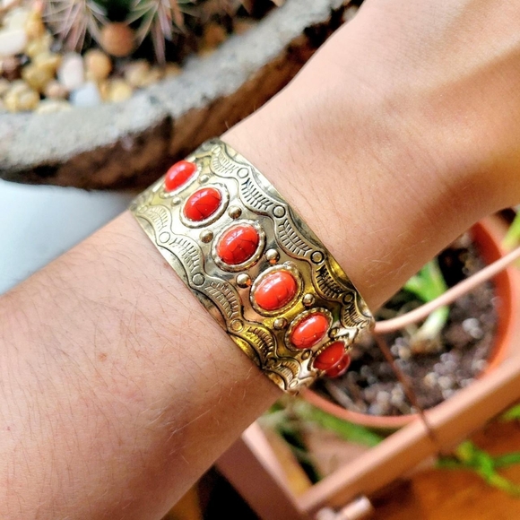 Vintage Bohemian Brass Red Jasper Stone Tribal Native Ornate Boho Cuff Bracelet - Picture 5 of 8